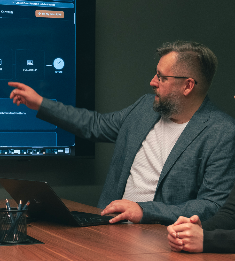 Pēteris Elksnis presenting